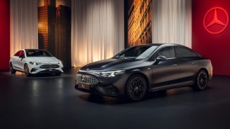 
Der neue Mercedes-Benz CLA (li.) und der neue Mercedes-Benz CLA mit EQ-Technologie stehen auf einer Bhne.
