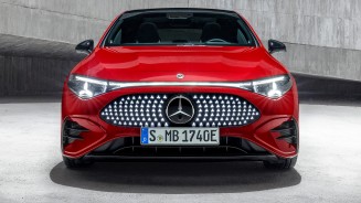 
Vorderansicht des neuen CLA mit Blick auf das vollflchig beleuchtete Panel und das markante Mercedes-Benz Pattern.
