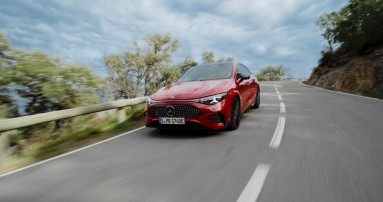 
						  Vorderansicht des neuen CLA mit EQ-Technologie von Mercedes-Benz in MANUFAKTUR patagonienrot metallic auf einer Landstrae fahrend.
						  