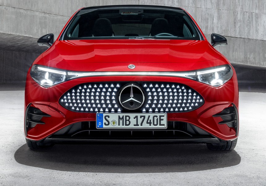 
			  	Frontansicht eines roten Mercedes CLA mit beleuchtetem K�hlergrill, ausgestattet mit 142 animierten LED-Sternen in Chrom Optik.
			  
