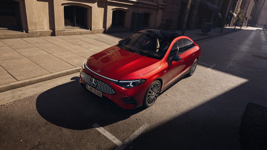 
			  	Roter Mercedes CLA  bei Tageslicht auf einer Stra�e, stilvoll inszeniert in urbaner Architektur mit markanten Schatten.
			  