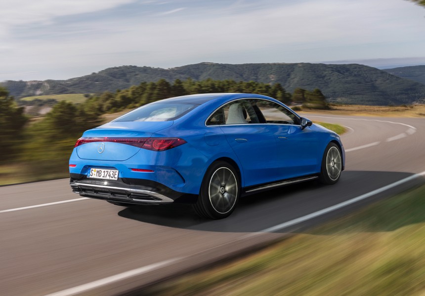 
			  	Blauer Mercedes CLA in dynamischer Fahrt auf einer kurvigen Landstra�e, mit Blick auf h�gelige Landschaft und Naturkulisse.
			  