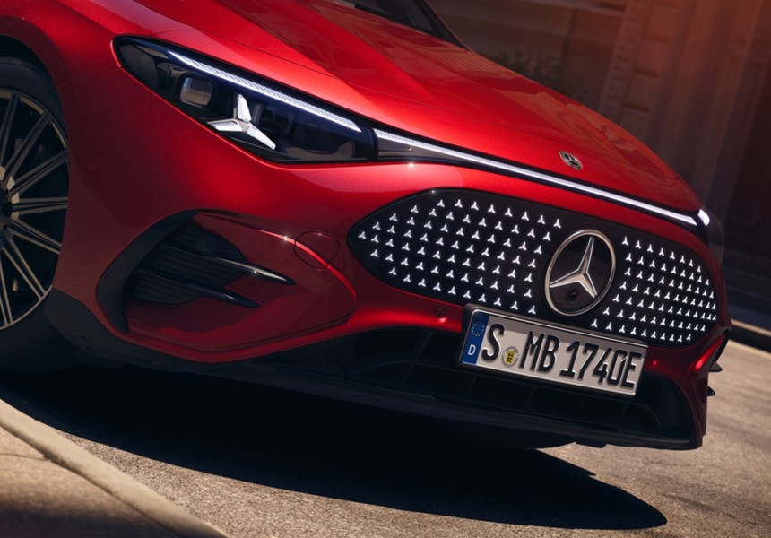 
			  	Frontansicht eines roten Mercedes-Benz mit markantem Stern-Muster im K�hlergrill, detailreicher Felge und optionalen MULTIBEAM LED Scheinwerfern mit Tagfahrlicht in Sternform.
			  