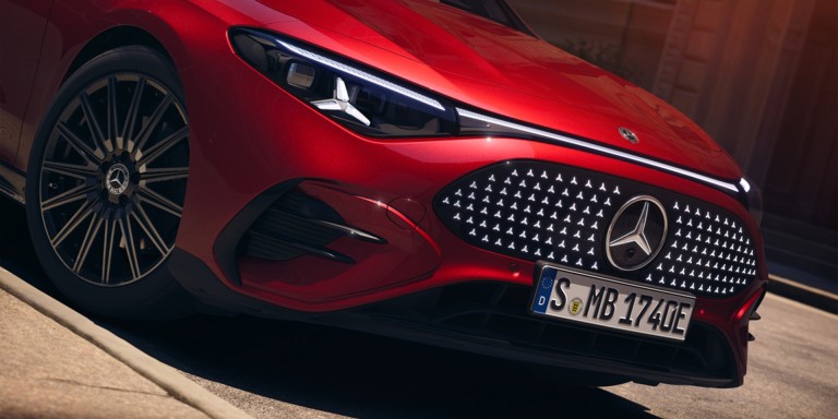 
							Frontansicht eines roten Mercedes-Benz mit markantem Stern-Muster im K�hlergrill, detailreicher Felge und optionalen MULTIBEAM LED Scheinwerfern mit Tagfahrlicht in Sternform.
					 	 