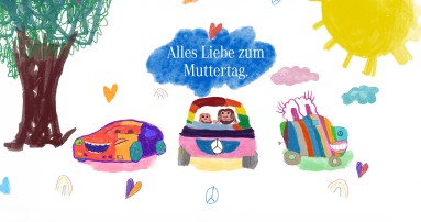 
						  Drei von Kindern gemalte, bunte Mercedes-Benz Fahrzeuge, links ist ein Baum und rechts eine Sonne zu sehen, in der Mitte steht „Alles Liebe zum Muttertag“.
						  