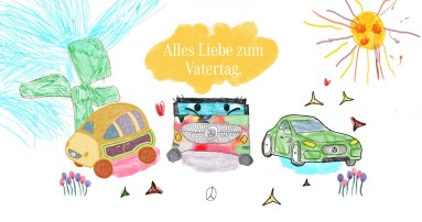 
						  Drei von Kindern gemalte, bunte Mercedes-Benz Fahrzeuge, rechts ist eine Sonne zu sehen, in der Mitte steht „Alles Liebe zum Vatertag“.
						  
