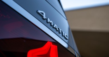 
						  Nahaufnahme des 4MATIC Chromschriftzugs am rechten Heck eines Mercedes-Benz Fahrzeugs.
						  