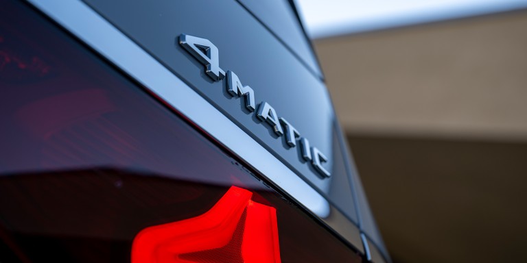 
				Nahaufnahme des 4MATIC Chromschriftzugs am rechten Heck eines Mercedes-Benz Fahrzeugs.
				