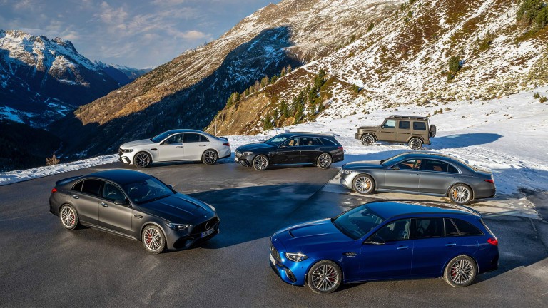 
			Ausgewhlte Modelle von Mercedes-Benz stehen vor einer Bergkulisse, teilweise auf Schnee. Vorne zu sehen eine Mercedes-AMG C-Klasse Limousine in graphitgrau magno und und ein Mercedes-AMG C-Klasse T-Modell in spektralblau. 
		