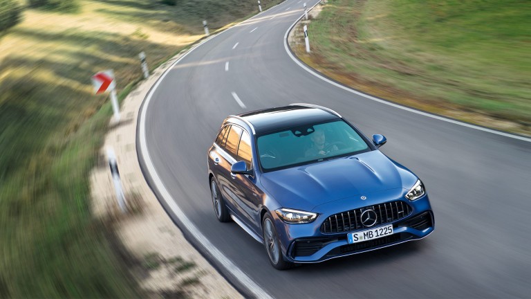 
			Ein blaues Mercedes-AMG C 63 S E PERFORMANCE T-Modell fhrt entlang einer kurvigen Landstrae.
		