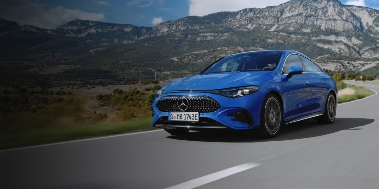 
					Vorderansicht des neuen Mercedes-Benz CLA mit EQ-Technologie, whrend der Fahrt auf einer Landstrae in einer Rechtskurve.
				 