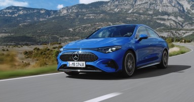 
						  Vorderansicht des neuen Mercedes-Benz CLA mit EQ-Technologie, whrend der Fahrt auf einer Landstrae in einer Rechtskurve.
						  