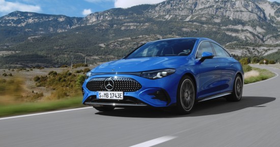 
					  Vorderansicht des neuen Mercedes-Benz CLA mit EQ-Technologie, w�hrend der Fahrt auf einer Landstra�e in einer Rechtskurve.
					  