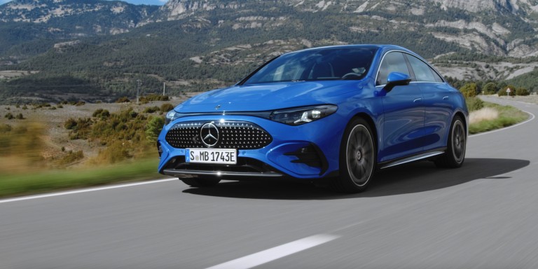 
				Vorderansicht des neuen Mercedes-Benz CLA mit EQ-Technologie, whrend der Fahrt auf einer Landstrae in einer Rechtskurve.
				