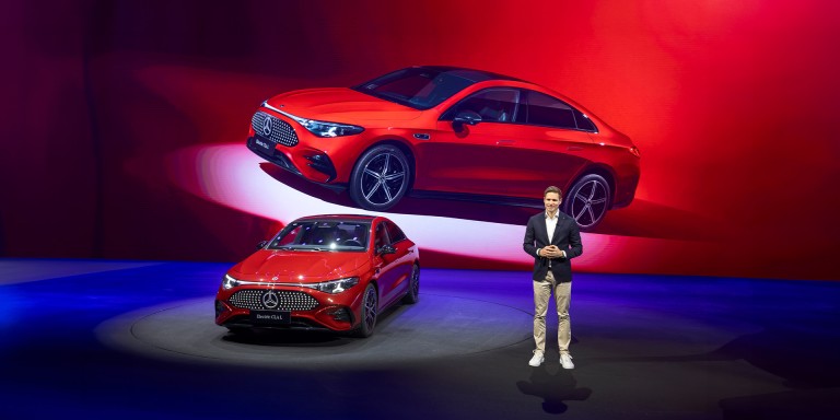 
				Vorstandsmitglied Oliver Thne steht neben dem neuen Mercedes-Benz CLA im Rahmen der Auto Shanghai 2025.
				