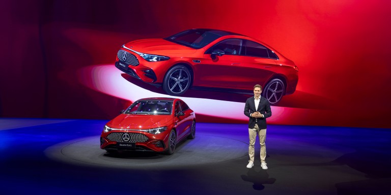 
				Vorstandsmitglied Oliver Th�ne steht neben dem neuen Mercedes-Benz CLA im Rahmen der Auto Shanghai 2025.
				