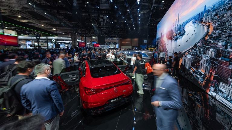 
			Der neue CLA, umringt von vielen Messebesuchern auf der Automobilmesse Auto Shanghai.
		