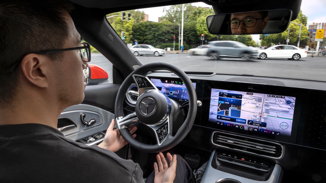 
			Ein Fahrer sitzt hinter dem Steuer eines Mercedes-Benz CLA und f�hrt �ber eine Kreuzung in Shanghai.
		