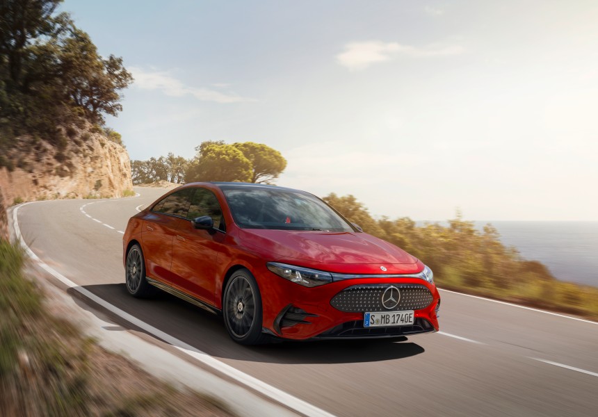 
			  	Der neue CLA in Patagonienrot metallic, von vorne links, in einer Linkskurve auf einer K�stenstra�e fahrend.
			  