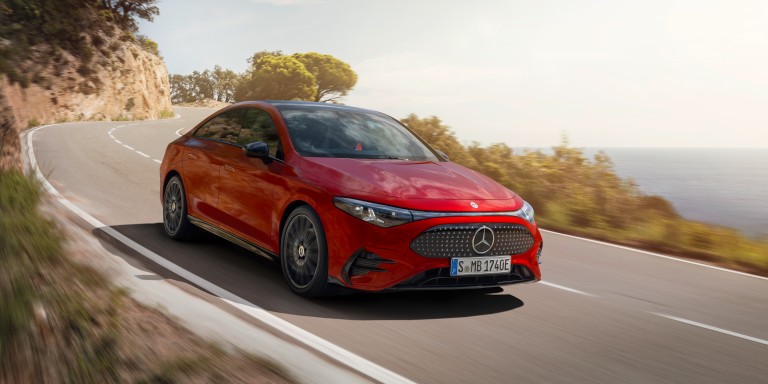 
							Der neue CLA in Patagonienrot metallic, von vorne links, in einer Linkskurve auf einer Kstenstrae fahrend.
					 	 