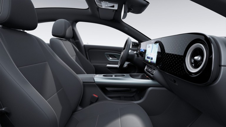 
			Blick ins Interieur des neuen CLA mit EQ Technologie auf die serienmigen Komfortsitze mit Polstern aus Ledernachbildung ARTICO und Zierteile in Anthrazit.
		