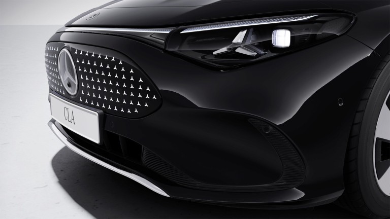 
			Seitenansicht des neuen CLA mit Fokus auf den linken LED High Performance-Scheinwerfer.
		