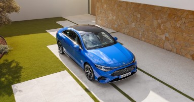 
						  Blick von oben auf einen blauen CLA mit EQ-Technologie, der in einer Einfahrt vor einem Haus parkt.
						  