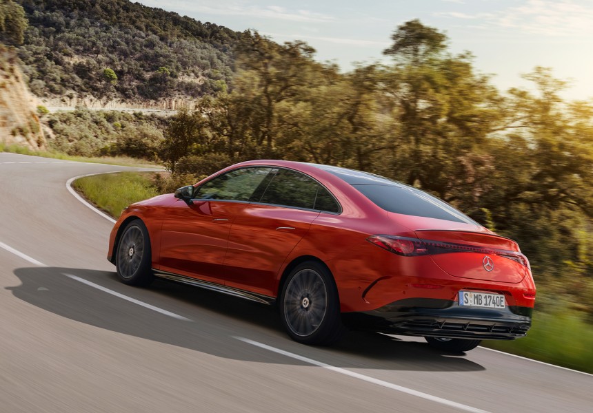 
			  	Der neue CLA mit EQ Technologie in Patagonienrot, von schrg hinten links zu sehen, biegt auf einer Landstrae in eine Rechtskurve ein.
			  