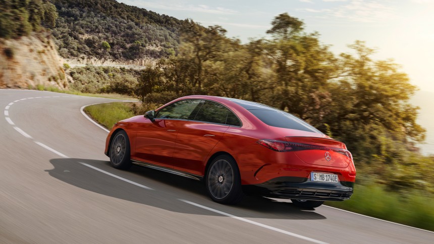 
			  	Der neue CLA mit EQ Technologie in Patagonienrot, von schr�g hinten links zu sehen, biegt auf einer Landstra�e in eine Rechtskurve ein.
			  