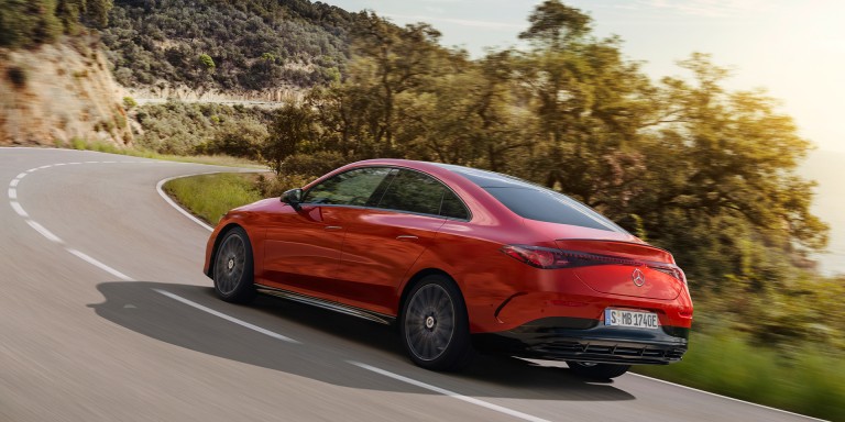 
							Der neue CLA mit EQ Technologie in Patagonienrot, von schrg hinten links zu sehen, biegt auf einer Landstrae in eine Rechtskurve ein.
					 	 