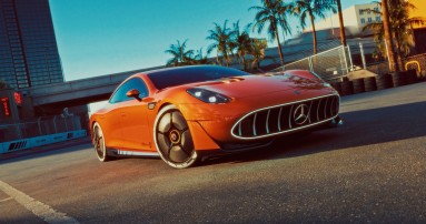 
					  Frontansicht eines orangefarbenen CONCEPT AMG GT XX, das im Sonnenlicht auf einer Stra�e steht. Sichtbar sind der markante Grill, die flie�enden Fahrzeuglinien und leicht nach links eingeschlagene R�der. Neben der Stra�e stehen mehrere Palmen.
					  