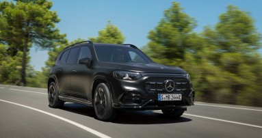 
					  Der neue GLB in MANUFAKTUR kosmosschwarz magno fhrt auf einer kurvigen Landstrae. Das Fahrzeug ist aus einer leicht schrgen Frontperspektive zu sehen. Im Hintergrund stehen dichte grne Bume, der Himmel ist klar.
					  