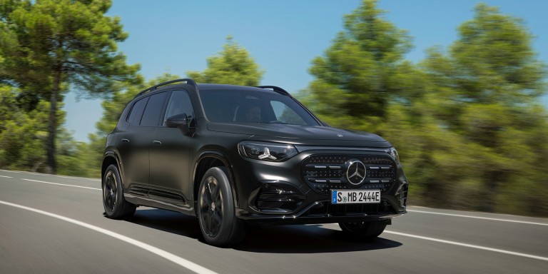 
				Der neue GLB in MANUFAKTUR kosmosschwarz magno f�hrt auf einer kurvigen Landstra�e. Das Fahrzeug ist aus einer leicht schr�gen Frontperspektive zu sehen. Im Hintergrund stehen dichte gr�ne B�ume, der Himmel ist klar.
				