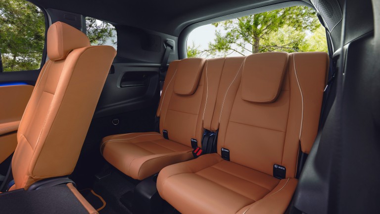 
			Das Bild zeigt die dritte Sitzreihe eines Mercedes-Benz GLB. Zu sehen sind zwei Sitze mit integrierten Kopfst�tzen. Links ist ein Teil der zweiten Sitzreihe sichtbar. Durch die Seitenfenster f�llt Blick auf gr�ne B�ume au�erhalb des Fahrzeugs.
		