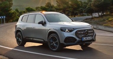 
					  Der neue GLB in Hightechsilber f�hrt in einer Linkskurve. Im Hintergrund sind B�ume, Berge und die tiefstehende Sonne zu sehen.
					  