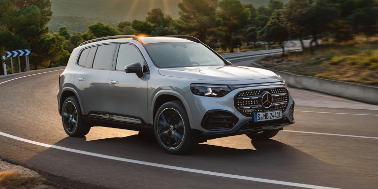 
				Der neue GLB in Hightechsilber f�hrt in einer Linkskurve. Im Hintergrund sind B�ume, Berge und die tiefstehende Sonne zu sehen.
				