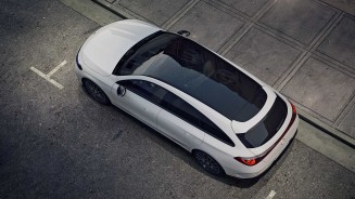 
Der neue CLA Shooting Brake in Wei� aus der Vogelperspektive, geparkt am Stra�enrand. Der Fokus liegt auf dem gro�en, durchgehenden Panoramadach.
