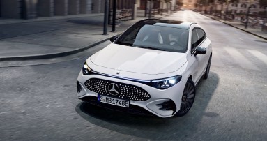 
					  Vorderansicht eines weien CLA Shooting Brake mit EQ Technologie, der in eine Rechtskurve einfhrt.
					  