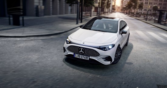 
					  Vorderansicht eines wei�en CLA Shooting Brake mit EQ Technologie, der in eine Rechtskurve einf�hrt.
					  