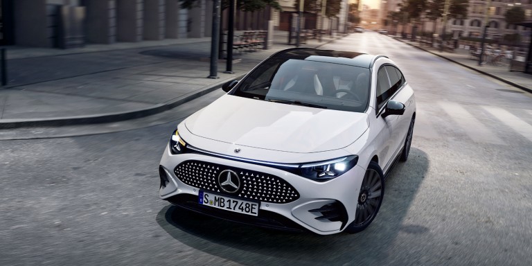 
				Vorderansicht eines wei�en CLA Shooting Brake mit EQ Technologie, der in eine Rechtskurve einf�hrt.
				