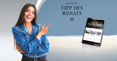 
					  Eine brnette Frau deutet mit dem Zeigefinger auf ein Tablet, auf dem die Mercedes-Benz Members Website zu sehen ist. In der oberen Hlfte des Bilds steht „Mercedes-Benz Members Tipp des Monats“, darunter ist der Mercedes-Stern abgebildet.
					  