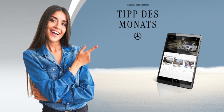 
				Eine br�nette Frau deutet mit dem Zeigefinger auf ein Tablet, auf dem die Mercedes-Benz Members Website zu sehen ist. In der oberen H�lfte des Bilds steht &bdquo;Mercedes-Benz Members Tipp des Monats&ldquo;, darunter ist der Mercedes-Stern abgebildet.
				