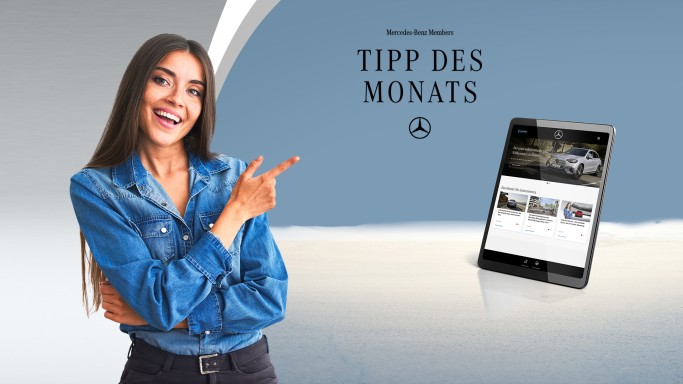 
				Eine br�nette Frau deutet mit dem Zeigefinger auf ein Tablet, auf dem die Mercedes-Benz Members Website zu sehen ist. In der oberen H�lfte des Bilds steht &bdquo;Mercedes-Benz Members Tipp des Monats&ldquo;, darunter ist der Mercedes-Stern abgebildet.
				