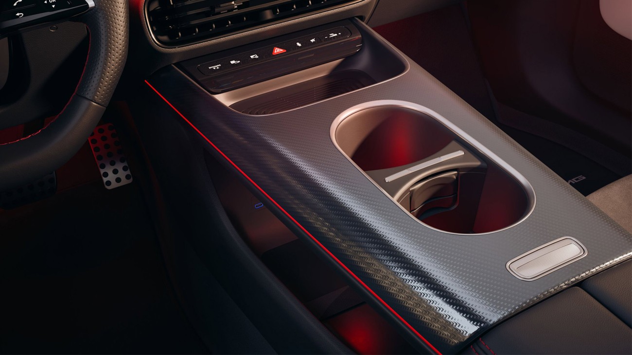 
			Blick auf die Mittelkonsole des neuen CLA mit optionalen Zierelementen Aluminium mit Carbonschliff hell und Getr�nkehalter.
		