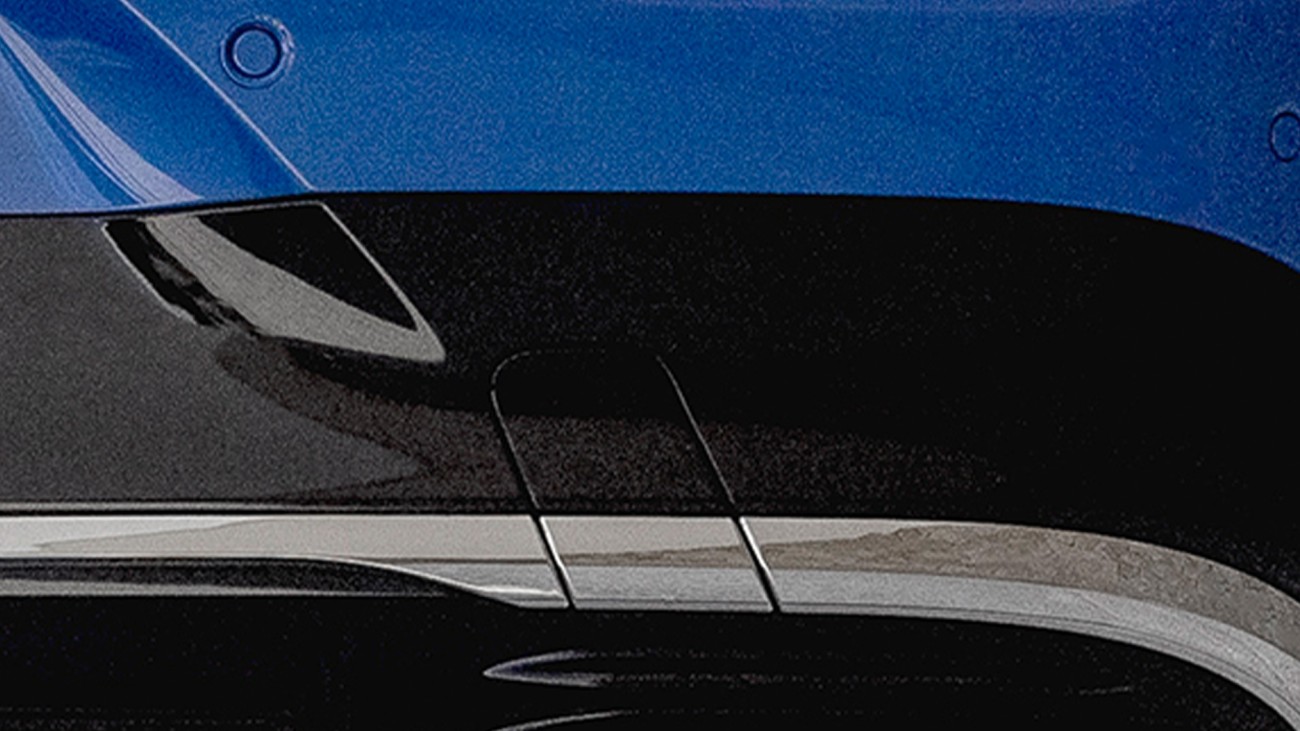 
			Nahaufnahme eines Fahrzeugs in Blau und Schwarz mit gl�nzenden Oberfl�chen und silbernen Elementen.
		