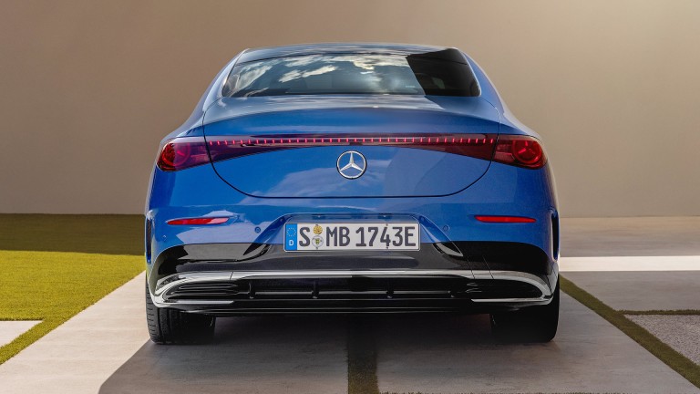 
			Heckansicht des neuen CLA in Blau.
		