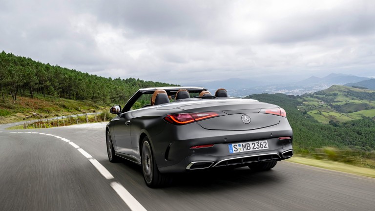 
			Ein Mercedes-Benz CLE Cabriolet AMG-Line in graphitgrau-magno fhrt auf der Landstrae inmitten von Weinhngen.
		