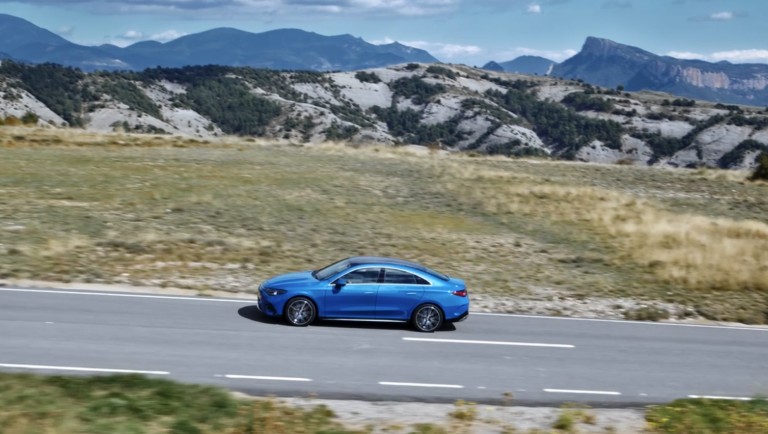 
			Der neue Mercedes-Benz CLA mit optionaler AMG Line in clear blue metallic fhrt auf einer Landstrae. 
		