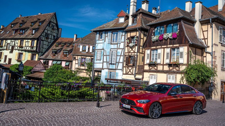 
			Eine rote Mercedes-AMG C 43 4MATIC Limousine steht in der Altstadt Colmars in Frankreich.
		