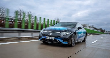 
						  Ein Mercedes-Benz EQS fhrt auf einer Teststrecke, um eine neue Festkrperbatterie zu erproben.
						  